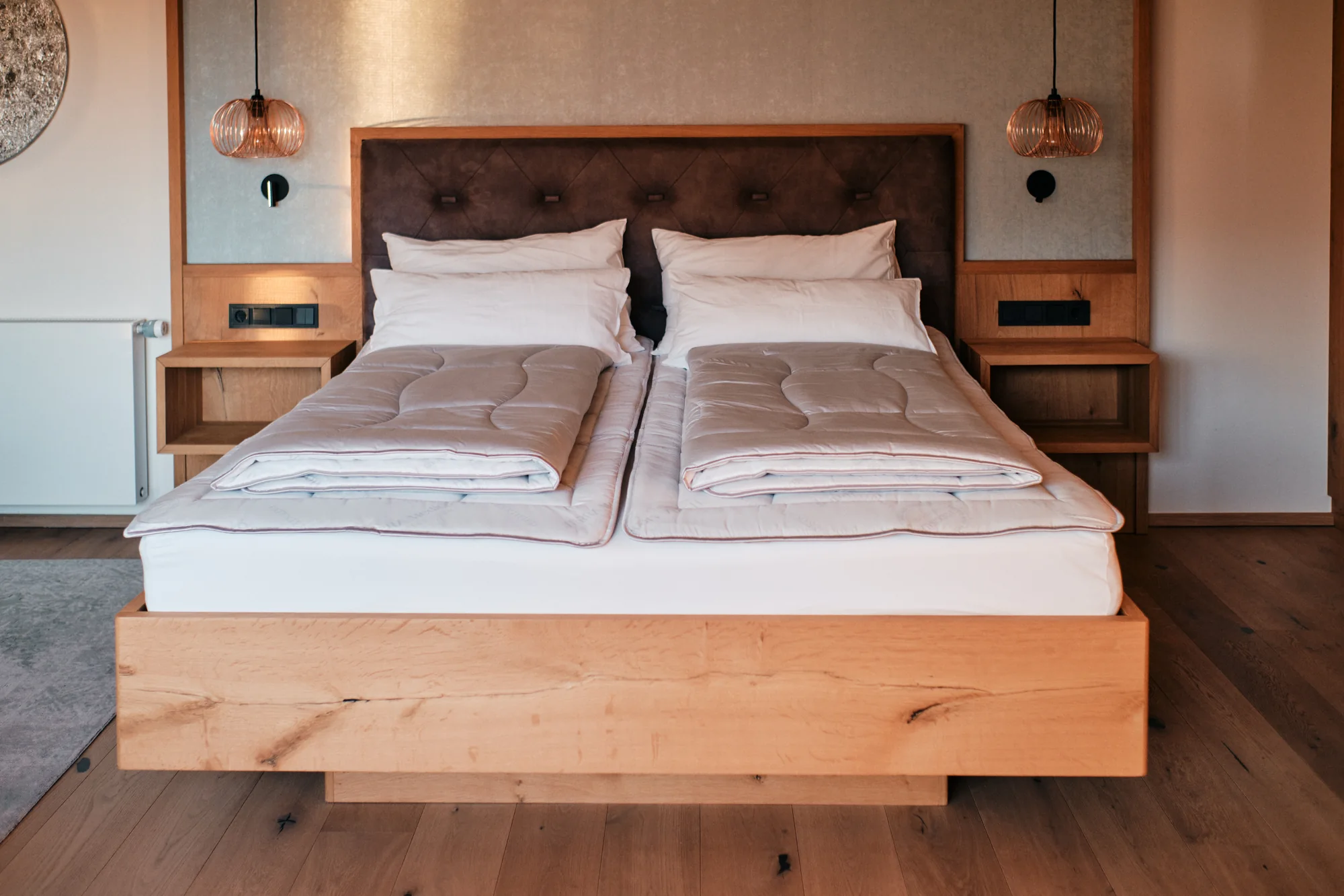 Anti-Stress Duvet and Anti-Stress Underblanket on a double bed in a hotel room